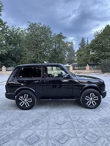 LADA Niva 4x4, qara rəng - Ban növü: 3 qapılı SUV - Tam ötürücü 4x4 - — 3