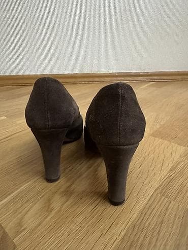 Tuflilər: Qadın ayaqqabısı – tünd qəhvəyi süet, açıq burunlu (peep-toe) model — 2