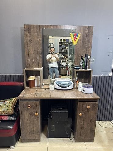 Bərbər/saç ustası üçün iş stolu və güzgü komplekti - Material: taxta