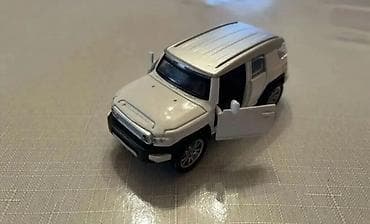 at oyuncaqlari: Ağ rəngli metal oyuncaq ofroud SUV maketi. - Material: die-cast metal — 2
