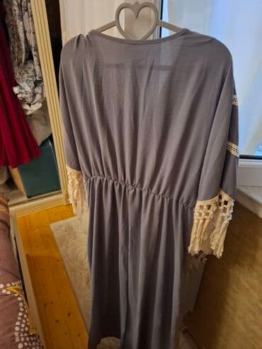 cicekli don: Ağ rəngdə, qara çiçək naxışlı, uzunqol qadın midi donu. Donun V — 10