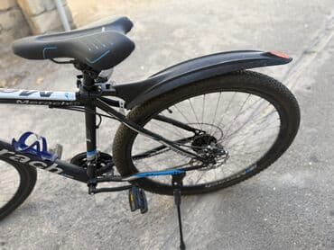 asma mühərrikli velosiped nədir: 29 olculu Merach dağ velosipedi, qara rəngdə və mavi detallarla — 5