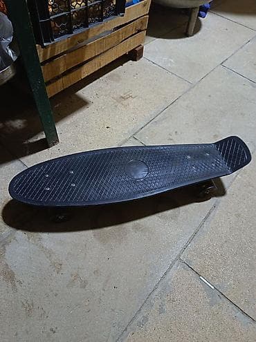 Skateboard, skeytbord. dəmir materialdan. heç bir qırığı sınığı