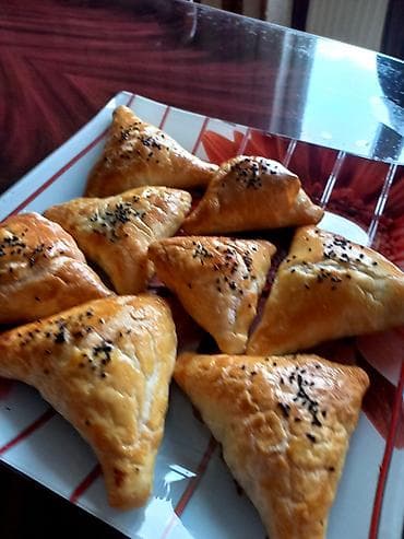 cay termusu: Üçbucaq formada Samsa - Xəmiri qat-qat, yüngül və yağlı teksturada - — 1