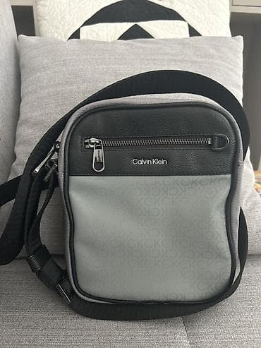 Çiyin çantası, Calvin Klein