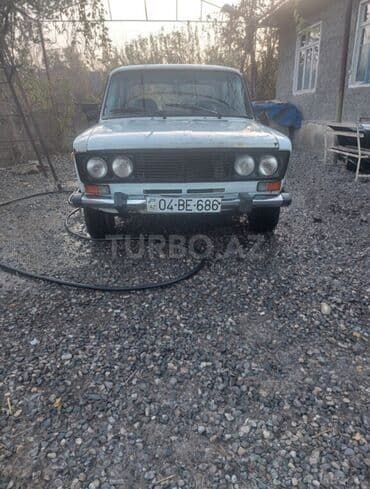 07 maşınlar: Ağ rəngli VAZ-2106 avtomobili. Avtomobilin dörd dairəvi fənəri, qara — 1