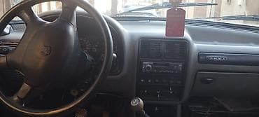 QAZ 3110 Volga: 2.4 l | 2001 il 207209 km Sedan — 4