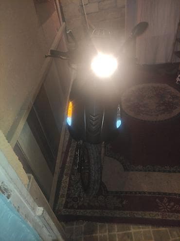 statır: Qara rəngli şəhər skuter/moped bir balaca xerci var 1 gundur surulmur — 4