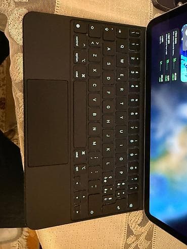 iphone 14 pro yeni: Apple iPad Pro (gümüş rəng) + Magic Keyboard - Model: iPad Pro — 4