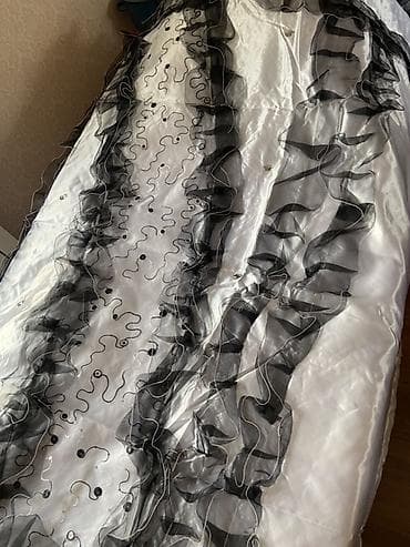 məxmər yataq dəstləri: Lüks yataq örtüyü – ağ atlas parça üzərində qara orqanza büzmələr və — 2