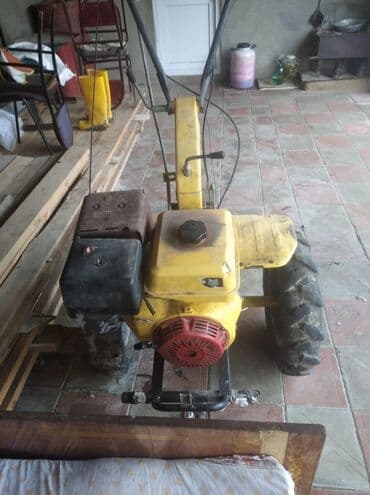 Motoblok + qoşqu - Benzinlə işləyən motoblok, arxa ötürücülü təkərlər