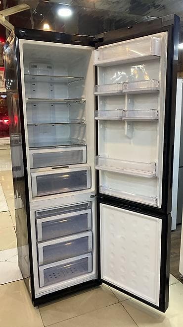 İki qapılı, aşağıda dondurucu bölməsi olan geniş həcimli soyuducu. -