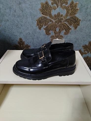 Qara laklı kişi loaferləri - Material: parlaq laklı üst hissə, hamar