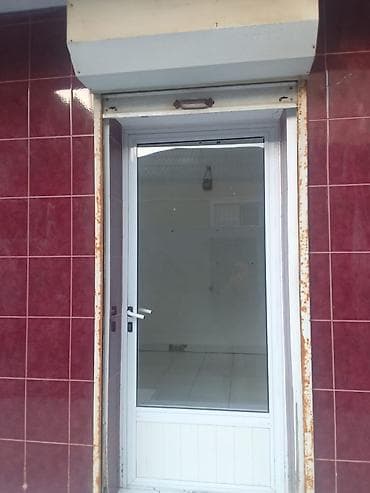 Kiçik ticarət/biznes sahəsi – vitrinli giriş qapısı ilə - Sahə: tək — 2