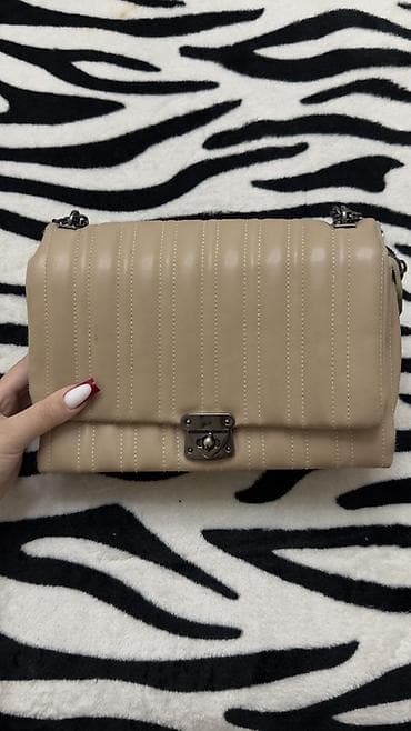 Аксессуары: Bej rəngli zəncirli çiyin çantası - Material: yumşaq eko‑dəri - Rəng — 1