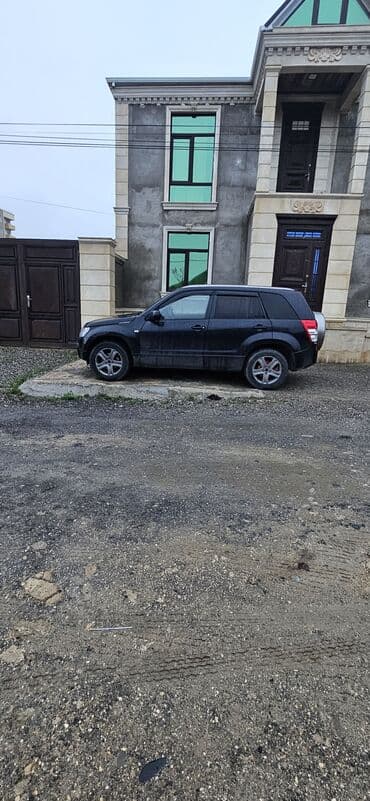 SUV – qara rəng, 5 qapılı, 5 nəfərlik. - Yolsuzluq tipli kuzov, yığcam