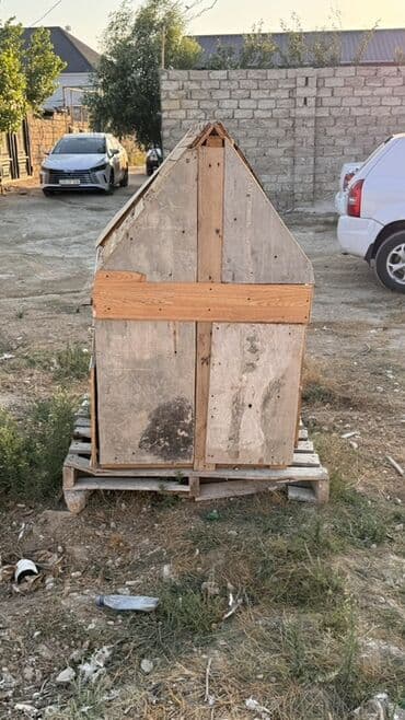 arı yuvası: Taxta və fanerdən hazırlanmış, dam örtüyü olan bu daxma kiçik — 4