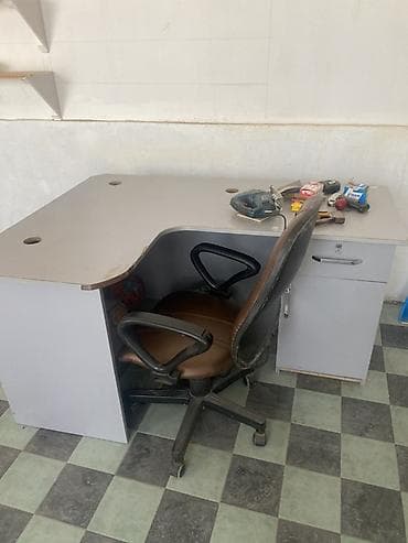 fırlanan kreslo: Ofis üçün L formalı iş masası və təkərli kreslo dəsti - Rəng: açıq — 1