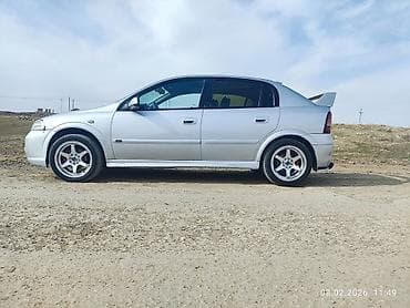 opeler: Model: Opel Astra G (hatchback) Kuzov: 5 qapı, gümüşü rəng Mühərrik — 4