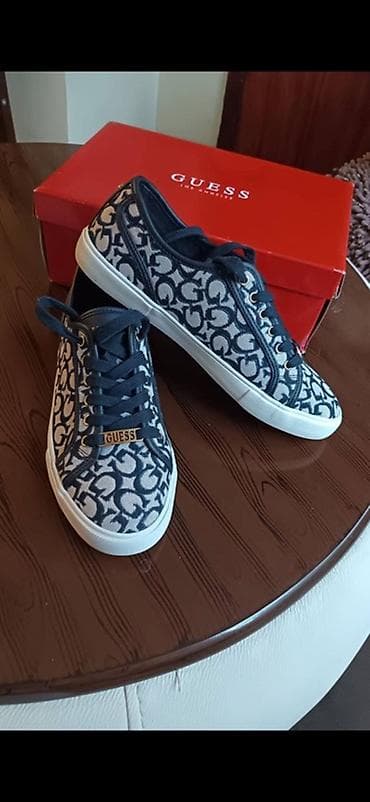 gues: GUESS qadın krosovkası 40 raMer - Model: Aşağı profilli sniker - — 2