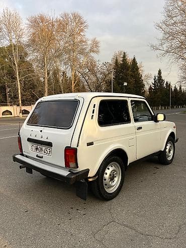 turbo az yeşqa: Lada Niva 4x4, ağ rəng, 3 qapılı kuzov. Texniki və dizayn — 4