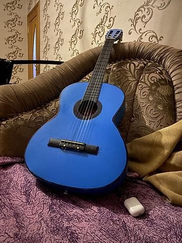 Гитары: Klassik gitara – 6 simli, mavi korpus - Korpus: klassik forma, parlaq — 1