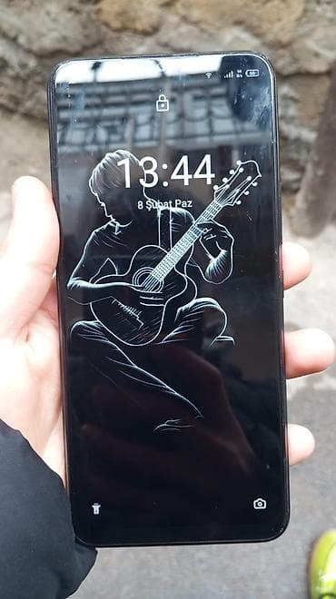 Itel smartfon bu - Brend/model: itel (arka qapaqda loqo). - Rəng — 2