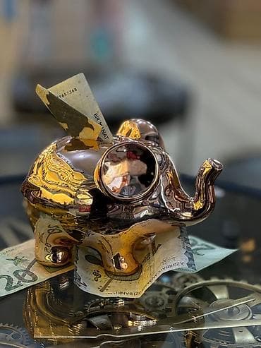 Avadanlığın icarəsi: Metallik parıltılı fil formalı pul yığan qutu (kassafon) - Material — 3