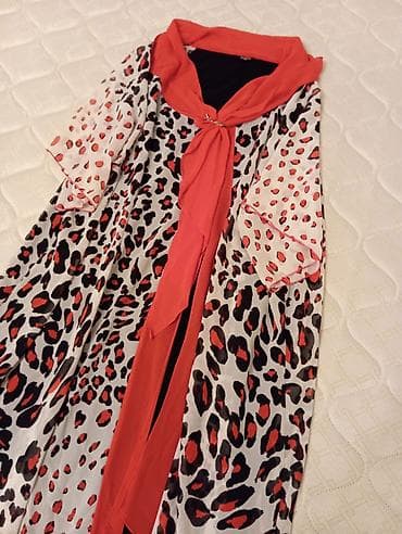 Куртки: - Göy rəngli gül naxışlı paltar: Tam səthdə relyefli gül printi, qısa — 6