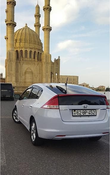 Honda Insight – ağ rəng, hibrid hetçbek. Xüsusiyyətlər: - Yanacaq — 5