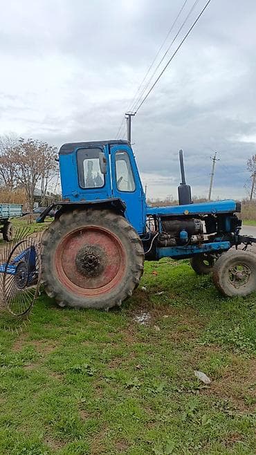 trator 80: Mavi rəngli təkərli kənd təsərrüfatı traktoru - Kabinəli, ön şüşələri — 4