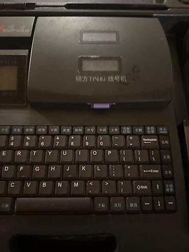 su çanı: WIKA CEP 6000 proses kalibratorı və Sufvan TP60 kabel/etiket yazıcısı — 2