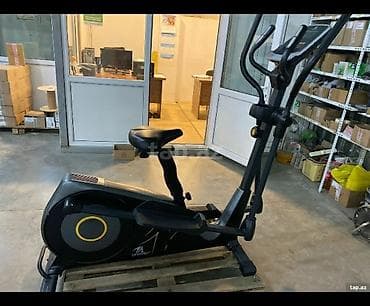 Qara rəngdə olan bu eliptik trenajor, evdə idman etmək üçün əlverişli