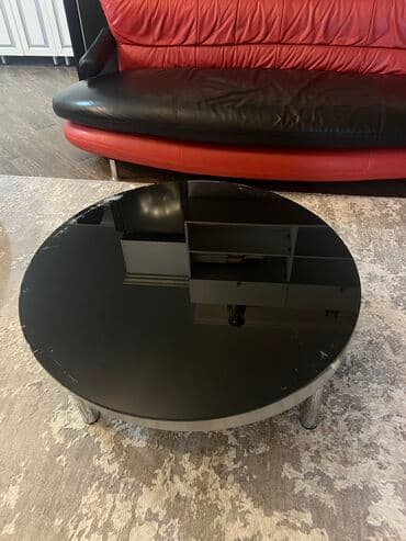 komi: Şüşə səthli dördbucaq yemək masası və dörd ədəd qırmızı oturacağı olan — 5