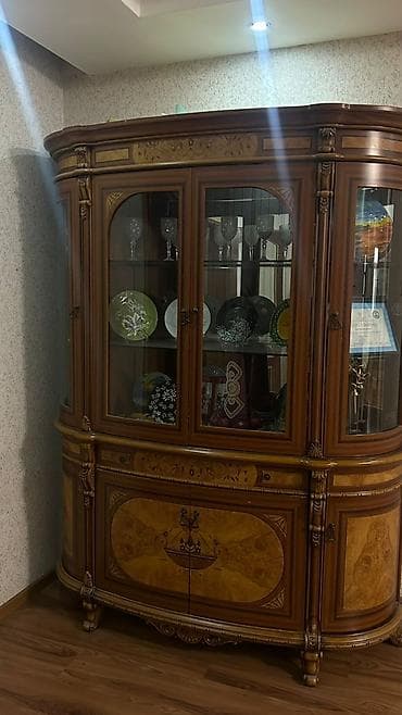 masılar: Klassik üslubda vitrin-bufet - Material: təbii ağac (masif) və faner — 1