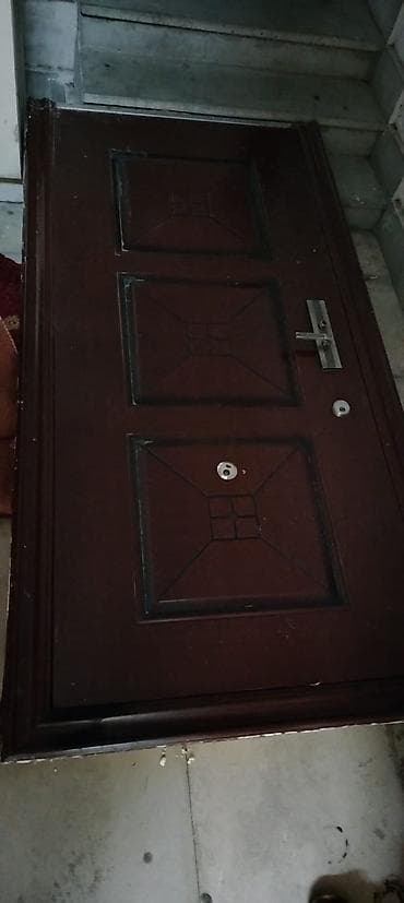 col qapi: Giriş qapısı – qəhvəyi rəng, klassik panelli dizayn (3 kvadrat relyef — 1