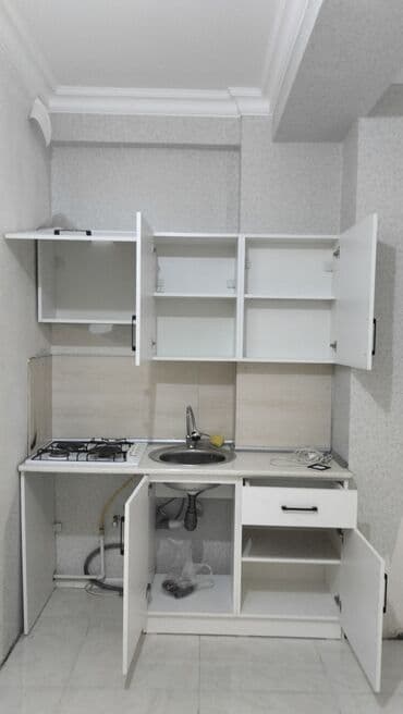 metbex masası: Ağ rəngdə yığcam mətbəx mebeli dəsti. Dəstdə qaz plitəsi və — 6