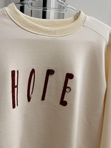 Svitşotlar: Bej rəngli “HOPE” yazılı svitşot - Model: Uniseks/kadın svitşot - — 2