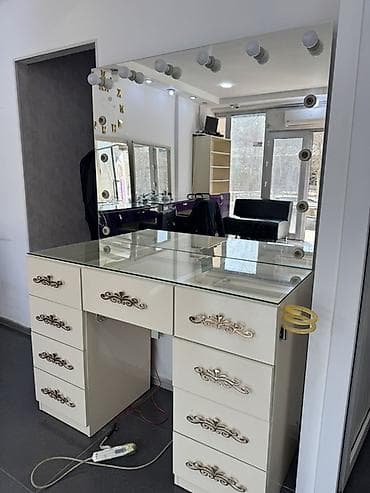 heyet ucun masa: Vizaj masası (salon üçün) - İki tərəfli çekmece bloku: hər tərəfdə 5 — 3