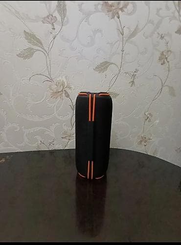 Daşınan Bluetooth akustik kolonkadır. Silindr formalı, qara rəngdə