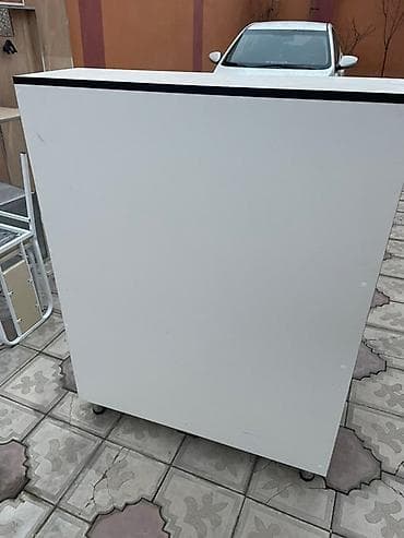 ayyaqabi dolabi: Ağ rəngdə olan bu dolab, dörd rəfdən ibarətdir və təkərləri sayəsində — 3