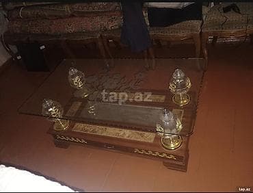 şuşə dolab: Klassik üslubda qonaq otağı mebel dəsti Tərkib: - Vitrin-bufet: üç — 2
