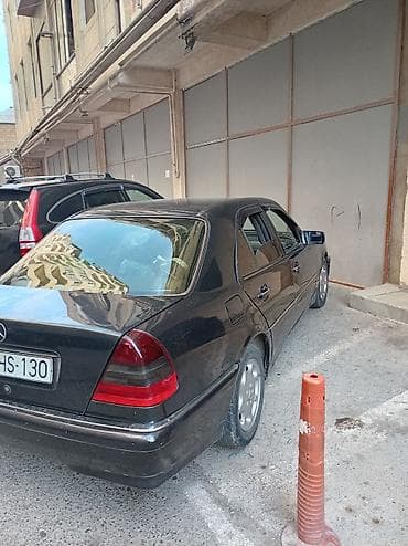 bmw 320 2000: Mercedes-Benz 220: 2.2 l | 1995 il Sedan — 3