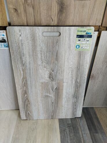 Ekoloji təmiz parket lövhəsi. Taxta naxışlı, boz rəngdədir. Ev və ya