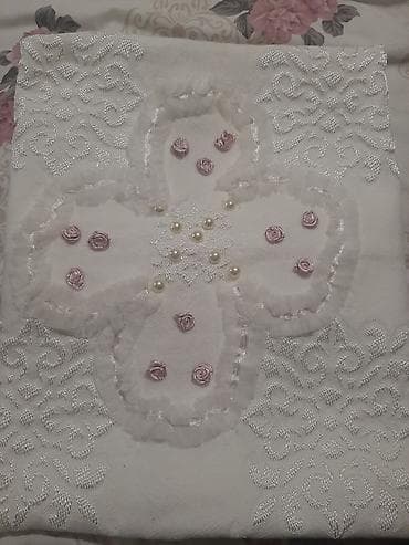 Əl işi bəzəkli dəsmal/örtük - Material: ağ parça, üzərində zərif