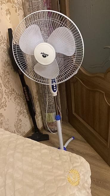 Döşəmə tipli ventilyator – üçqanadlı, dairəvi qoruyucu barmaqlıqla