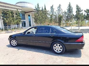 w220 stop: Mercedes‑Benz S‑Class (W220), qara rəng, sedan gövdə. Əsas — 4