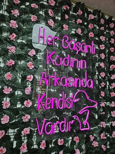 Neon dekor yazısı – “Her Başarılı Kadının Arkasında Kendisi Vardır” — 1