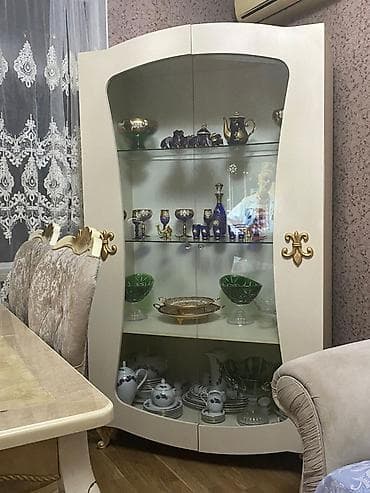 Şüşəli dolab vitrini