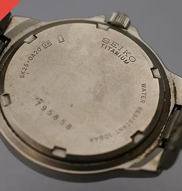 qolba: Seiko Solar Titan saat - Model: Seiko Solar, kalibr 5K25 (arka — 2
